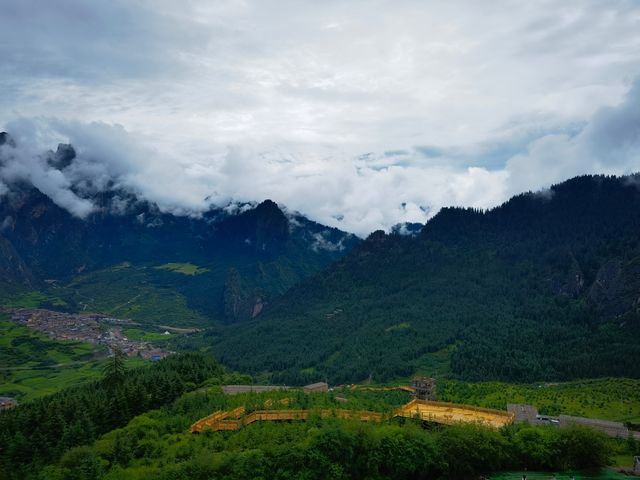 人間仙境扎尕那，雲霧繚繞，藏地風情