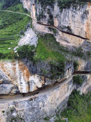No need to go to Guoliang Village, this "Cliff-Hanging Road" in Bijie is even more stunning!