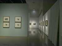壮大なスケールの門構えをくぐった先にある中国のアートに触れる