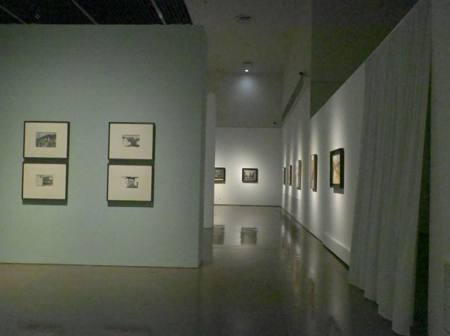 壮大なスケールの門構えをくぐった先にある中国のアートに触れる