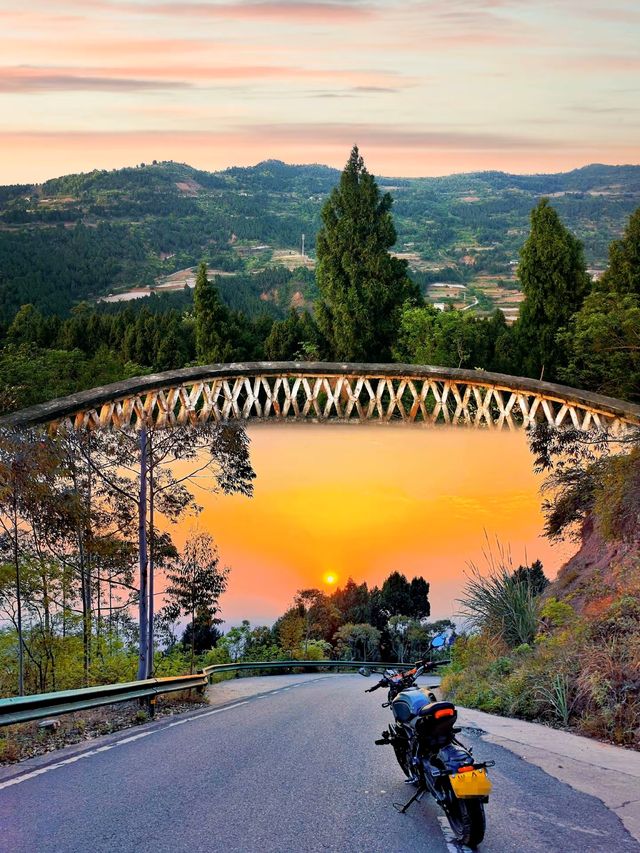一個人一架車跑山睇日落成都摩旅周邊遊