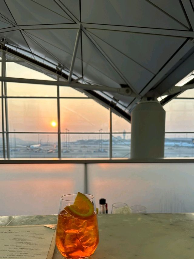 ✨香港機場The Wing休息室｜藏在1號閘口的日落酒吧秘境🌅