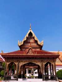 タイトル：タイの歴史を刻む宝庫、バンコク国立博物館を訪れる**  