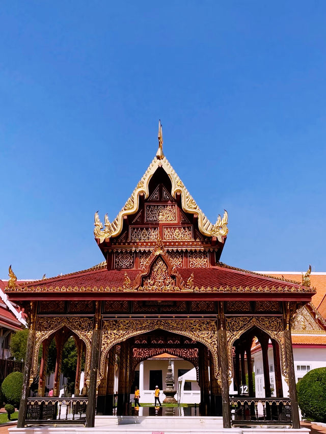 タイトル：タイの歴史を刻む宝庫、バンコク国立博物館を訪れる**  