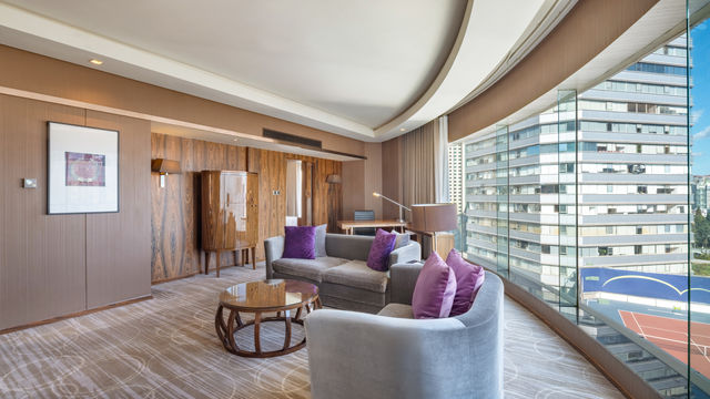 Discovering a New Gem in Kunming! The Ultimate Combo: Dongfeng Square + Crowne Plaza Hotel 