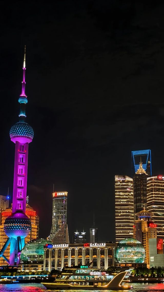 傍晚的外灘像被打翻的調色盤，天是漸層的橘粉