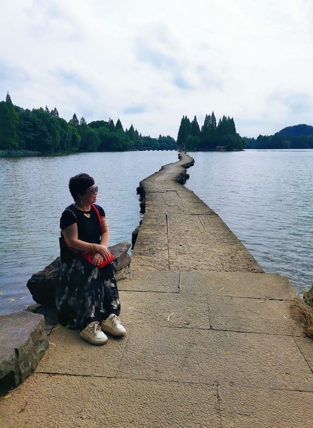在江南水鄉的紹興，柯岩景區是一處如詩如畫的地方。整個景區包含柯岩景區、鑑湖和魯鎮。 踏入柯岩，映入眼