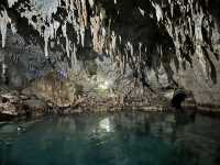 🌊 希納達南石灰岩洞 Hinagdanan Cave｜藏在地底的碧藍奇境
