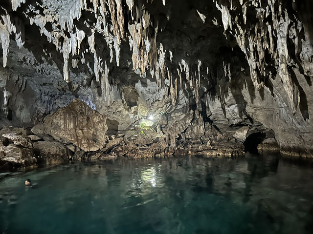 🌊 希納達南石灰岩洞 Hinagdanan Cave｜藏在地底的碧藍奇境