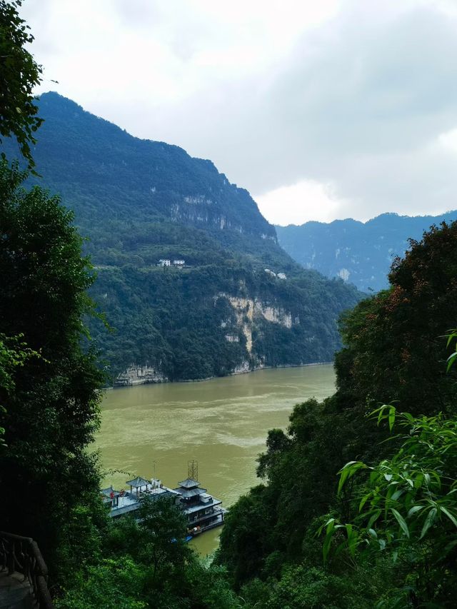 三峽仙境大揭秘！高峽平湖美翻天，偶遇猴哥太可愛啦！