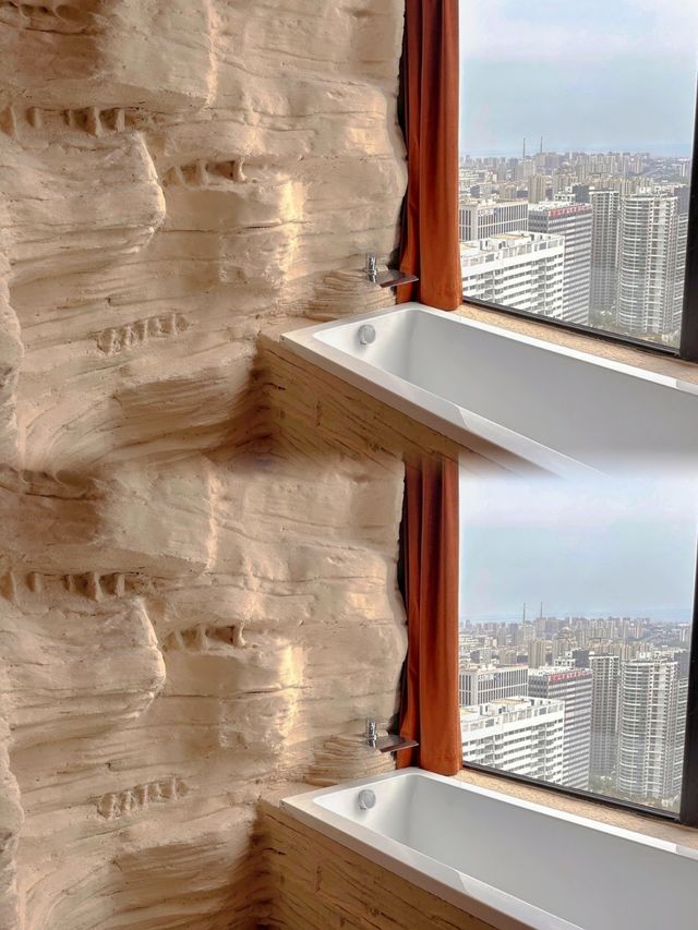 青島這家民宿絕了！洞穴風房間把山海都裝進了「石窟」裡～