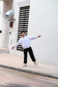 在未完成的建築裡,拍一部未來感大片