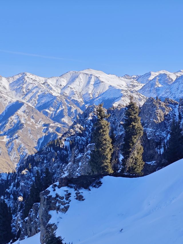 天山天池:在王母瑤臺間淬鍊億年寒玉的雲端鏡宮 天山天池:在王母瑤臺間淬鍊億年寒玉的雲端鏡宮