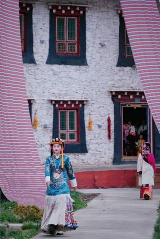 丹巴の春は神がかり的！梨の花の中をサイクリングしながら花見、村のTシャツショーが直接話題に！