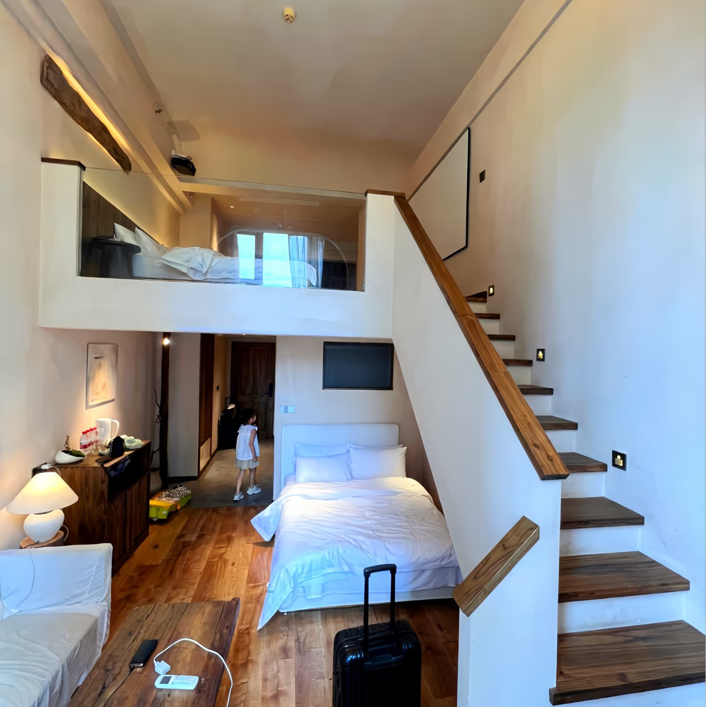 📍 Chongqing Danzishi Old Street|Natural Wood Minimalist LOFT  
The entire duplex is decorated in a natural wood style, simple yet sophisticated, with a full sense of quality.  
The layout is open and spacious, with exquisite and comfortable soft furnishings, no sense of oppression.  
The two-story design provides plenty of space for activities when traveling with kids, allowing freedom without feeling crowded.  

Just a two-minute walk downstairs to Danzishi Old Street, right at the doorstep of Changjiahui Business District.  
Hot pot, snacks, drinks, supermarkets—all available, covering all your dining and entertainment needs in one step.  
Adjacent to Nanbin Road Riverside Walkway, enjoy an evening stroll along the riverbank, feel the breeze, and take in the stunning night view of the confluence of the two rivers.  
The location is uniquely advantageous, with short travel times to major attractions, no long-distance commuting required.  

✅ Nearby Travel Guide  
▪️ Danzishi Old Street|2-minute walk  
A national 4A-level scenic spot, showcasing authentic old Chongqing style, with many popular photo spots, feeding pigeons, watching sunsets, and enjoying the night view of the two rivers.  
▪️ Changjiahui Shopping Park|5-minute walk  
Complete with creative shops, trendy restaurants, and a riverside viewing platform, the night atmosphere here is exceptional.  
▪️ Hongyadong|12-minute taxi ride  
A real-life version of Spirited Away, perfect for family photos with amazing shots, experience Chongqing’s iconic night scenery.  
▪️ Jiefangbei|15-minute taxi ride  
The core landmark of the mountain city, full of lively local life, very convenient for shopping and dining.  

📍 Accommodation Location: Natural Wood LOFT beside Chongqing Danzishi Old Street  
Ideal for solo travelers, family trips, or friends traveling together in Chongqing, offering excellent value for money.