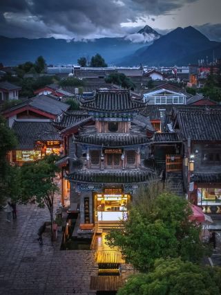 束河古鎮要睡覺了,京都之夜很收斂。