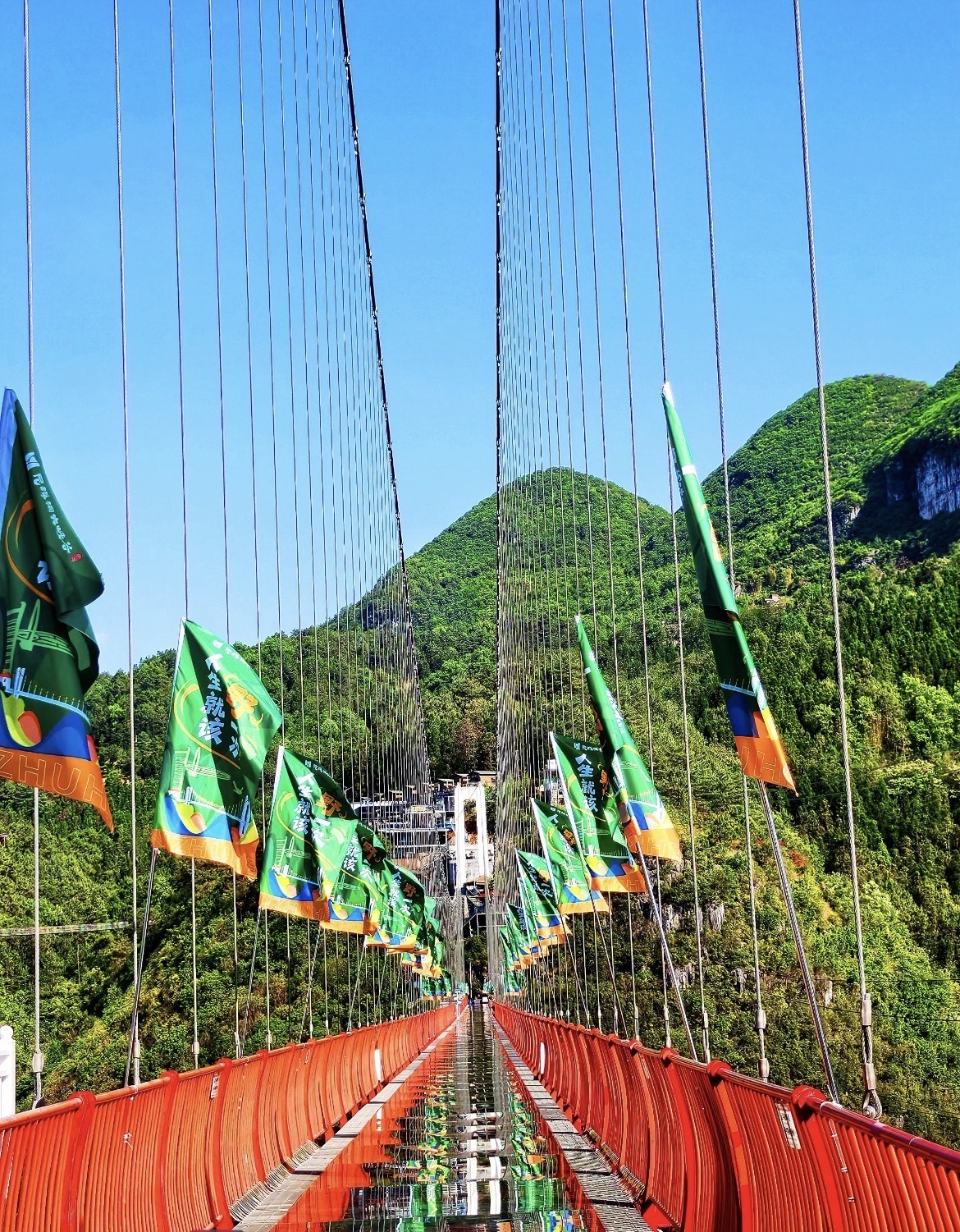 Dikira Ngarai Biasa? Sungai Nizhu Suguhkan Jembatan yang Melayang di Atas Awan.