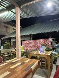 ราดหน้าผัดซีอิ๋ว ริมน้ำจันทร์บูรณ์