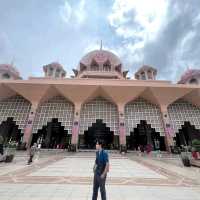 Putra Mosque มัสยิดสีชมพู ความสวยงามที่สร้างจากความศรัทธา  