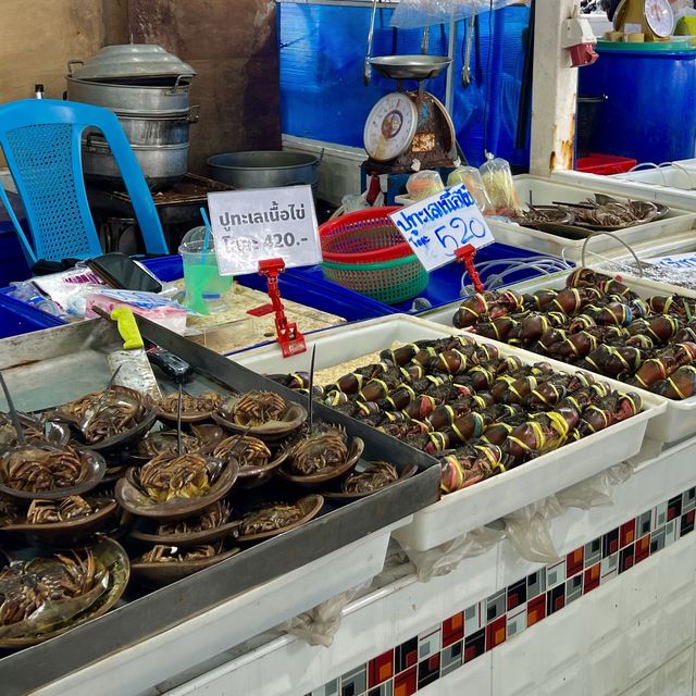 สะพานปลาอ่างศิลา ตลาดอาหารทะเลและของฝาก จ.ชลบุรี