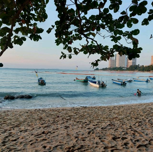 พระอาทิตย์ตก ที่หาดลับ พัทยา