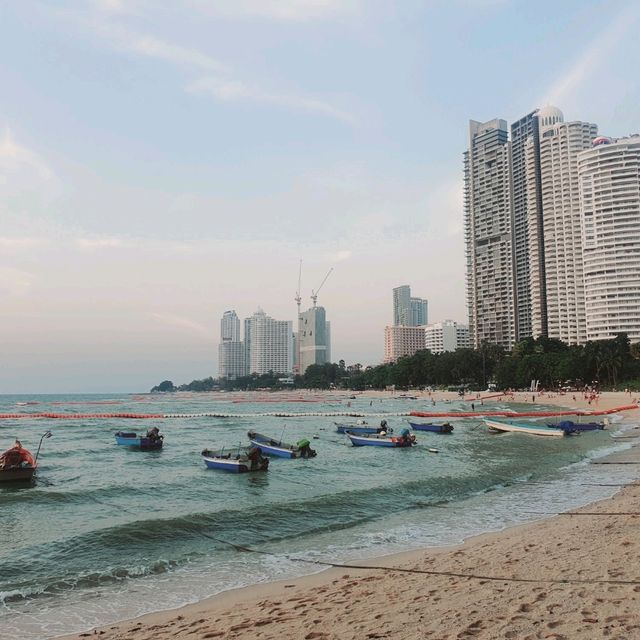 ชมพระอาทิตย์ตกที่หาดลับพัทยา