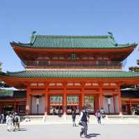 平安神宮、抜けるような青空に朱色の社が美しかった。