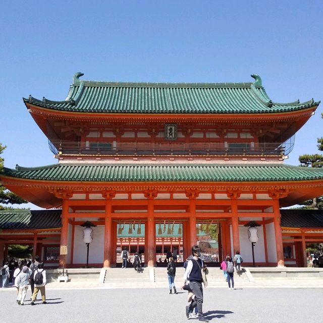 平安神宮、抜けるような青空に朱色の社が美しかった。