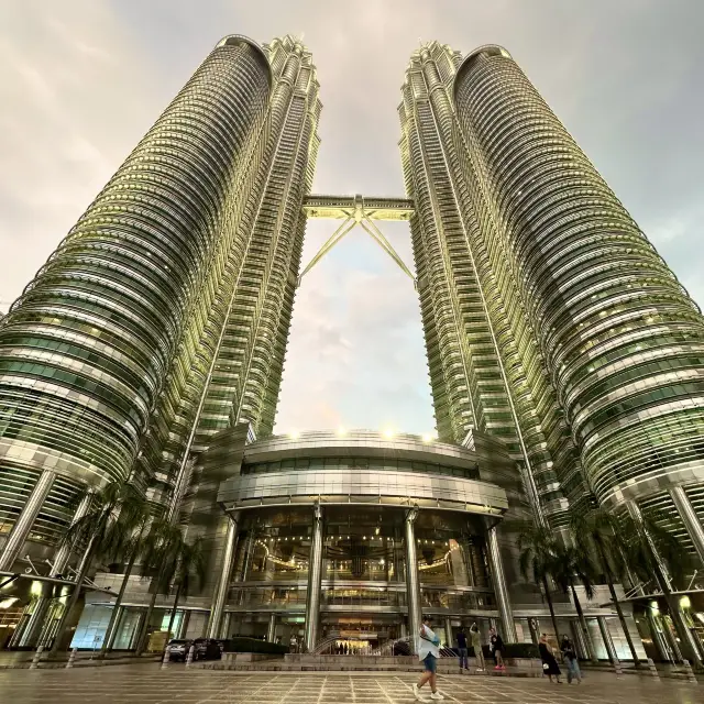 ลุยฝนไป Petronas twin tower กะเกียร์เกียร์