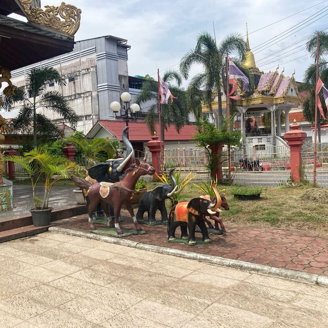 Somdet Phra Chao Taksin Maharat Shrine