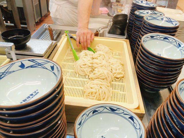 台北｜人氣麵食店🍜🥚🌶️➕🐠🦑丸亀製麵 Citylink松山店 烏龍麵餐廳