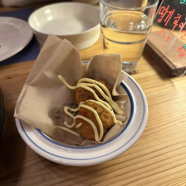 곡선형 천장 인테리어가 매우 맘에드는 연남동 맛집 !