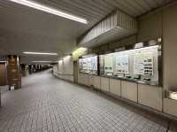 福岡・博多。博多駅の地下街と地下鉄祇園駅を結ぶ『祇園駅(博多旧市街口)方面連絡通路』と『Fギャラリー』