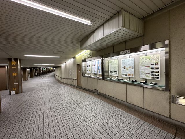 福岡・博多。博多駅の地下街と地下鉄祇園駅を結ぶ『祇園駅(博多旧市街口)方面連絡通路』と『Fギャラリー』