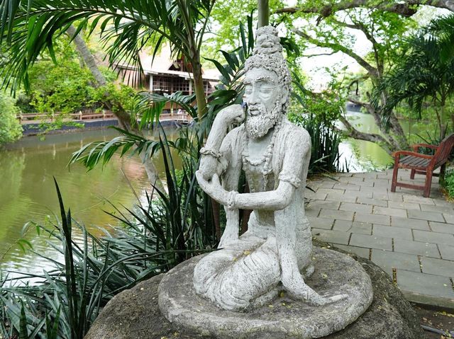 ปราสาทสัจธรรม เป็นปราสาทที่ทำด้วยไม้ทั้งหลัง
