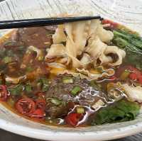 飯店內的咖啡餐酒館 發現美味佳餚 剁椒牛肉麵 一吃成癮《淡水 將捷金鬱金香酒店-滬尾之星》