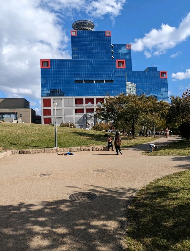 梅田、北区の 扇町公園 は広大な敷地内に、プール、ジム、何よりも関西テレビのビルが超オシャレ！キッズプラザも有る！