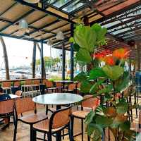 Seafood bar overlooking the Marina 🐟🦪