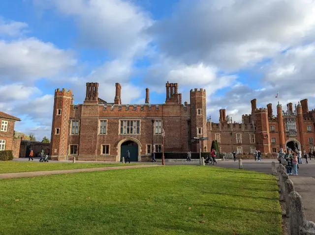 Regal Revelry 🇬🇧: Exploring the Majestic⭐️ Hampton Court Palace! 🏰