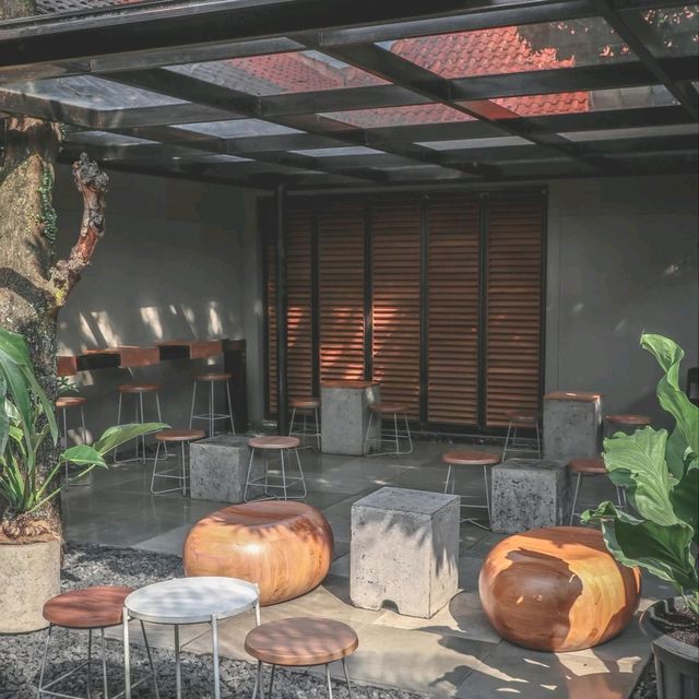 THIS KOPISOP IS BOTH A COFFEE SHOP AND A WORKING SPACE