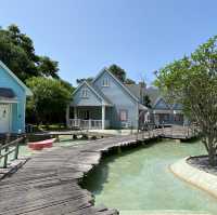 รีสอตน่ารัก สีสันสดใสริมทะเลจันทรบุรี