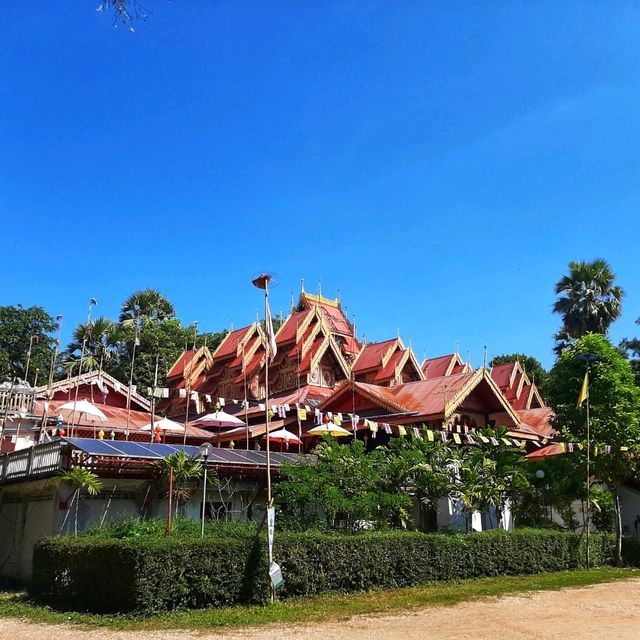 วัดศรีรองเมือง ชมวิหารไม้สักทองสวยที่สุดในลำปาง