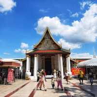 วัดพระศรีรัตนมหาธาตุ  สักการะพระพุทธชินราช