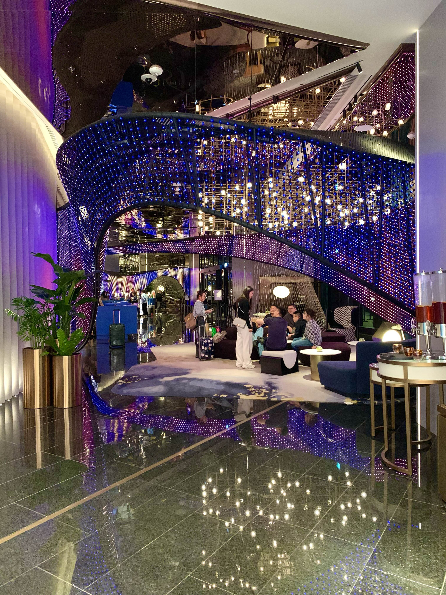 📍マカオ】Wマカオスタジオシティ内のバー、living room 📍マカオ】Wマカオスタジオシティ内のバー、living room