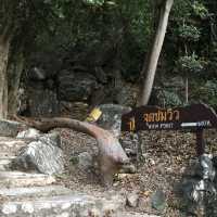 เขากะโหลกนอกจากมีหาดทรายยังขึ้นไปชมวิวบนเขาได้ด้วย