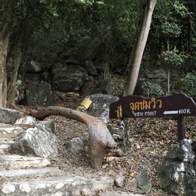 เขากะโหลกนอกจากมีหาดทรายยังขึ้นไปชมวิวบนเขาได้ด้วย