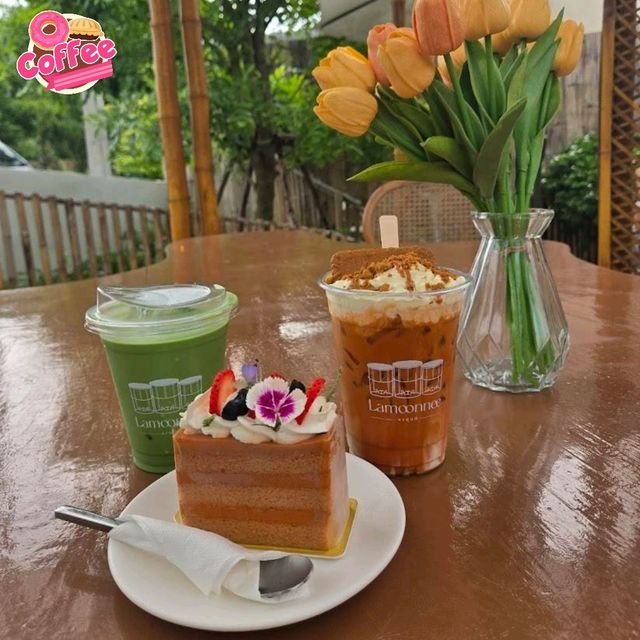 คาเฟ่สวนดอกไม้ สุดคิวท์ Lamoonnee ละมุนนี