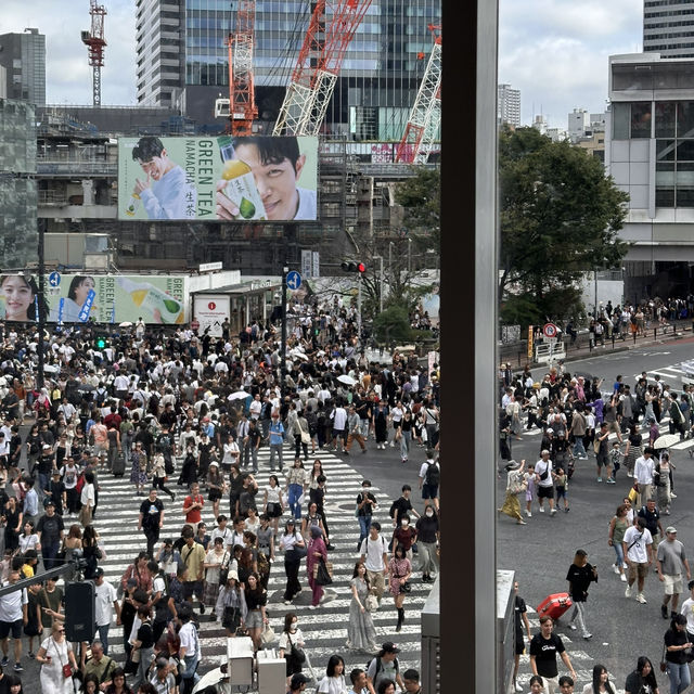 Tokyo Vibes: Where Tradition Meets Tech 🌸🎌