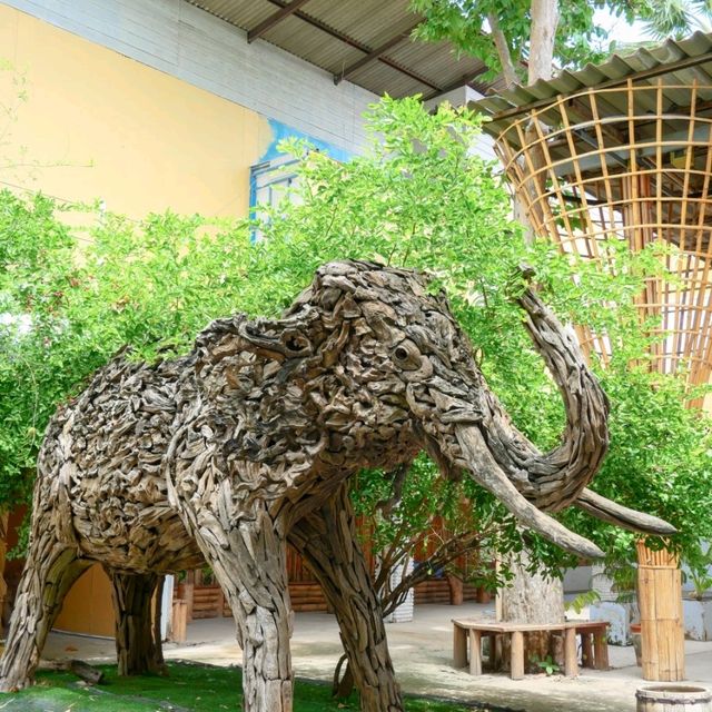ไปถ่ายรูปกับน้องช้างที่ Ayothaya Cafe