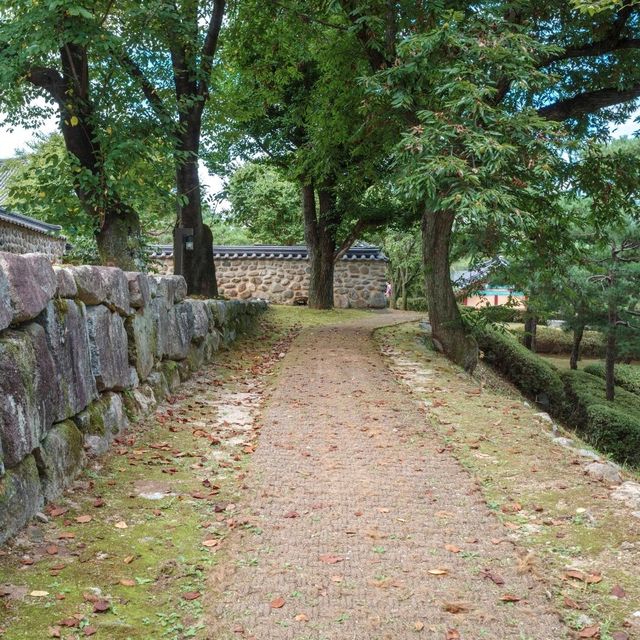 인공호수와 전통한옥의 조화
